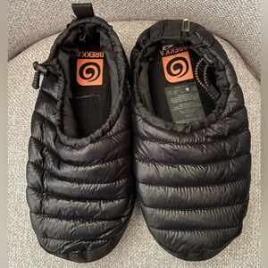 BREKKA-Puffy Slipper, Unisex size medium